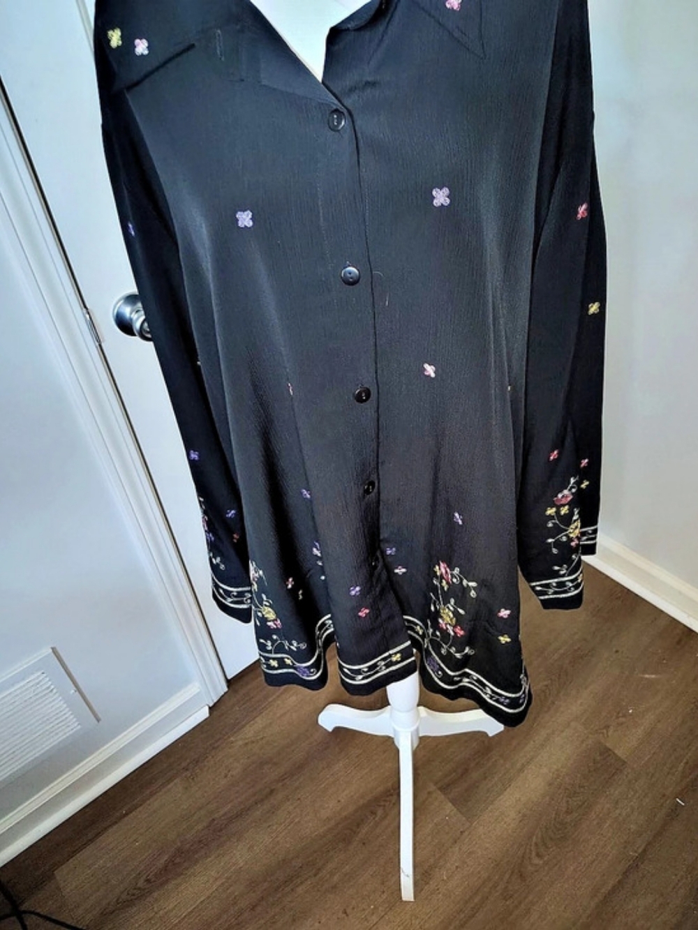Maggie Sweet Floral Embroidered Blouse in Black 4x Like New